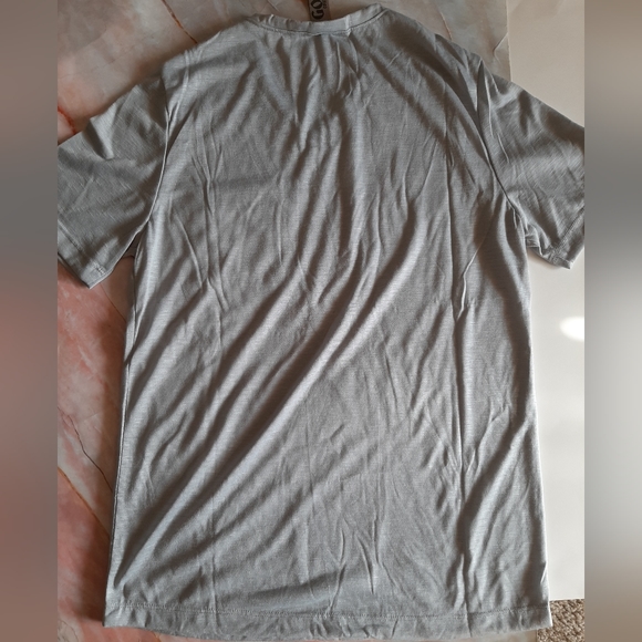 Men's Go Couture V-neck Tee - Picture 3 of 4